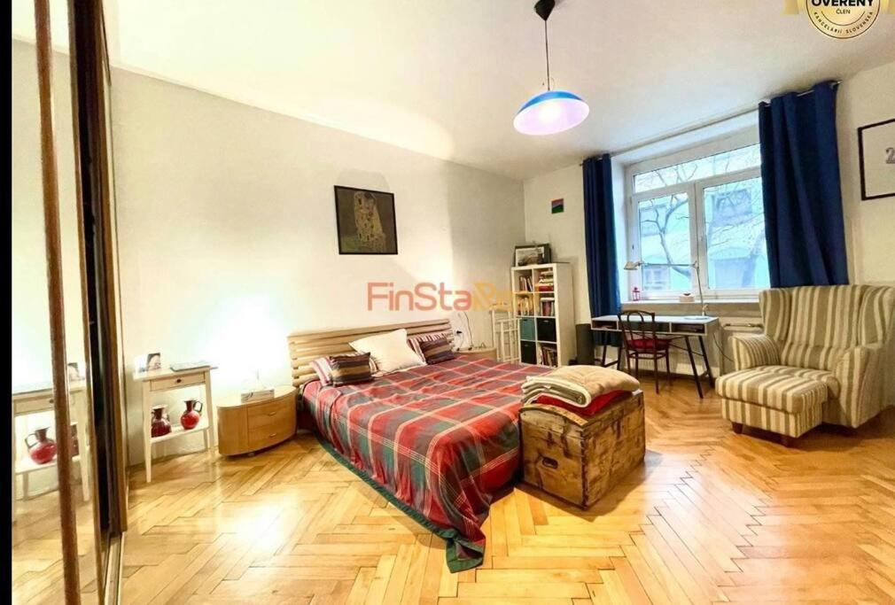 Economy Apartment 2 Min From The Main Station Bratislava Exterior foto